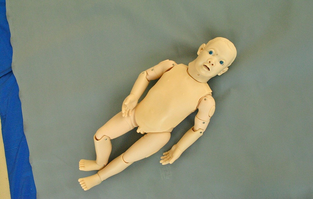 Manikin младенца с очевидным пустым ощупыванием/педиатрическим Manikin имитации